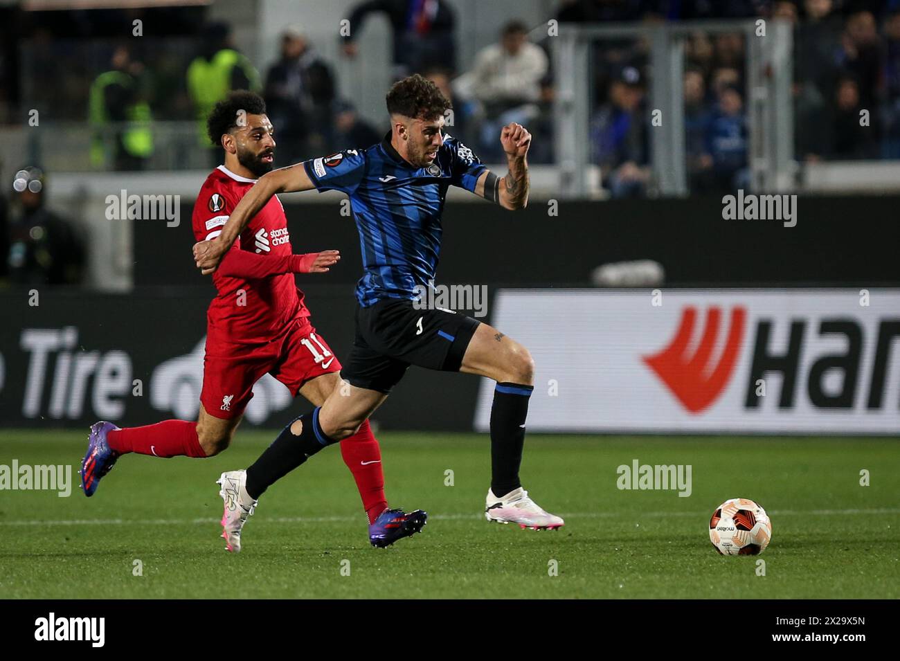 Bergamo, Italia, 18 aprile 2024. Salah e Ruggeri durante la partita tra Atalanta e Liverpool per UEFA Europa League allo stadio Gewiss di Bergamo. Foto Stock