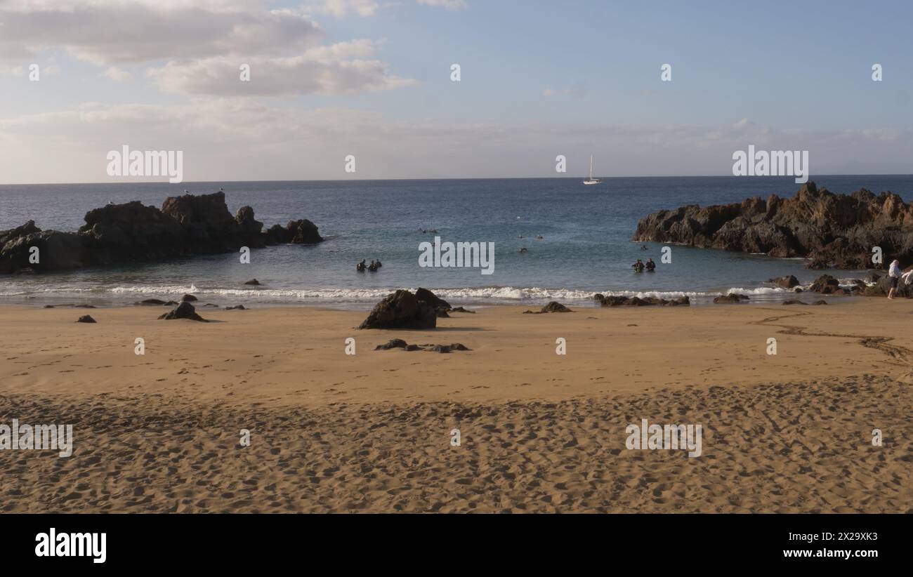 Playa Chica Beach, una popolare spiaggia turistica a Puerto del carmen Lanzarote Foto Stock