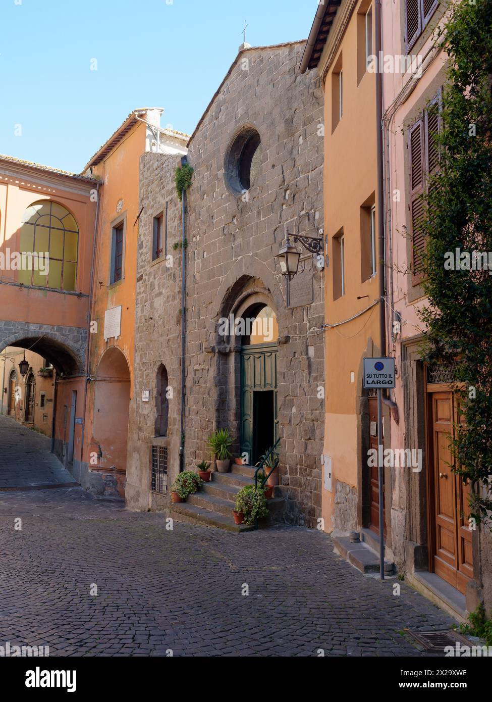 Strada storica con la Chiesa di Sant'Andrea a Montefiascone, provincia di Viterbo, regione Lazio, Italia. 21 aprile 2024 Foto Stock