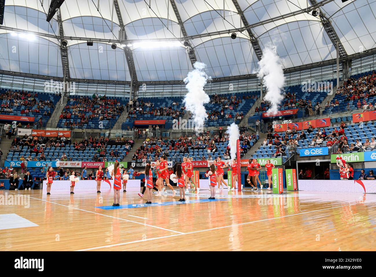 21 aprile 2024; Ken Rosewall Arena, Sydney, NSW, Australia: Suncorp Super Netball , New South Wales Swifts contro Melbourne Mavericks; gli Swifts corrono sul campo Foto Stock