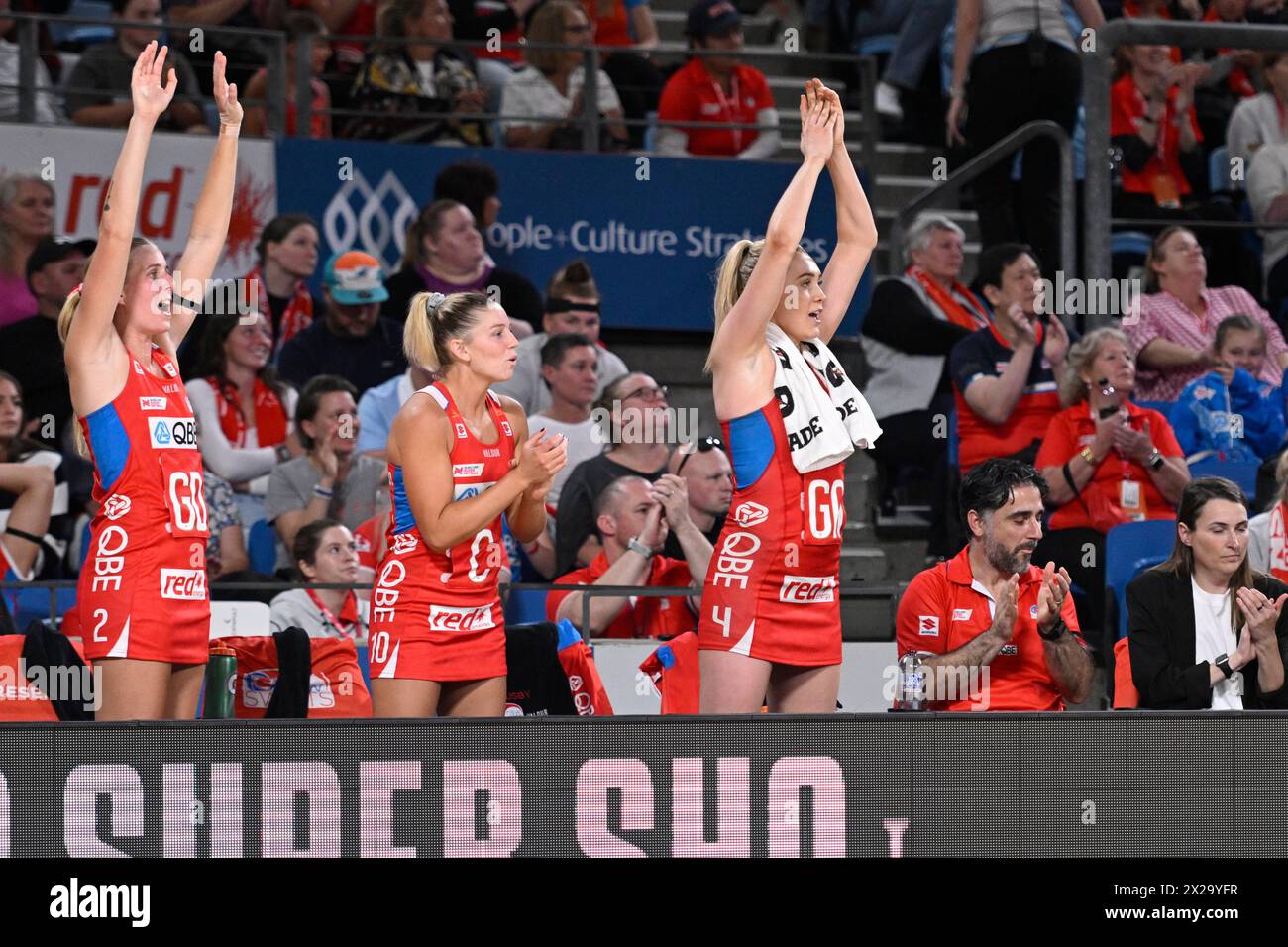 21 aprile 2024; Ken Rosewall Arena, Sydney, NSW, Australia: Suncorp Super Netball , New South Wales Swifts contro Melbourne Mavericks; gli Swifts celebrano la loro vittoria sui Mavericks Foto Stock