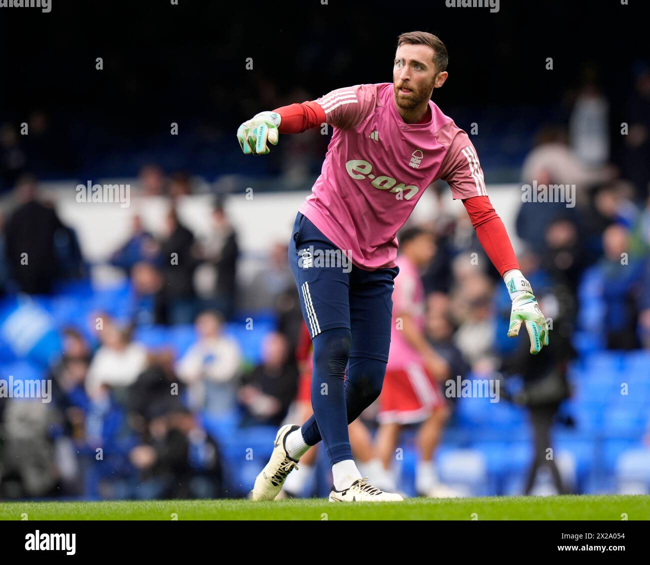 Matt Turner del Nottingham Forest si riscalda prima della partita di Premier League Everton vs Nottingham Forest al Goodison Park, Liverpool, Regno Unito, 21 aprile 2024 (foto di Steve Flynn/News Images) Foto Stock