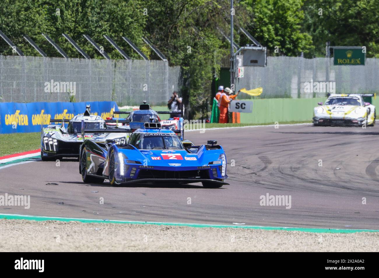 Imola, Italia, 21 aprile 2024, #2 Cadillac Racing (USA) Cadillac V-Series.R (HY) Earl Bamber (NZL) / Alex Lynn (GBR) durante la 6 ore di Imola, seconda gara del FIA World Endurance Championship 2024 (FIA WEC) presso l'autodromo Internazionale Enzo e Dino Ferrari dal 18 al 21 aprile, 2024 a Imola, Italia - foto Bruno Vandevelde/MPS Agency Credit MPS Agency/Alamy Live News Foto Stock