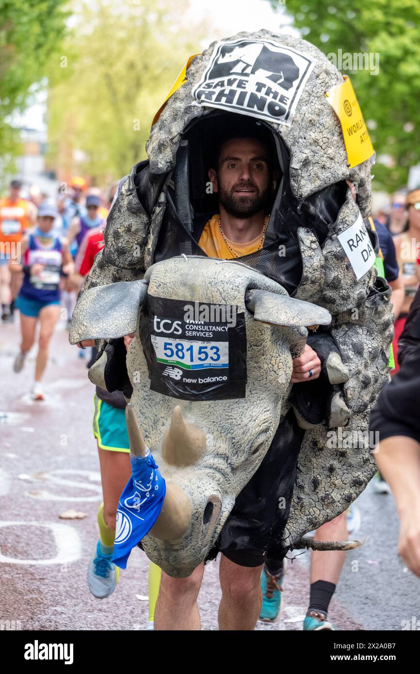 Londra, Regno Unito. 21 aprile 2024. Londra. I Charaters che corrono la Maratona di Londra passando per Greenwich South East London, il segno di 10 miglia credito: Paul Chambers/Alamy Live News Foto Stock