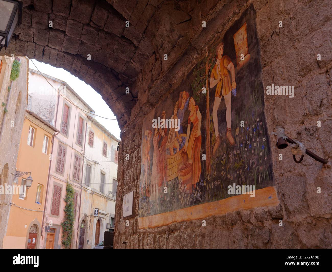 Elegante illustrazione colorata che dipinge la vinificazione sotto un arco a Montefiascone, provincia di Viterbo, regione Lazio, Italia. 21 aprile 2024 Foto Stock