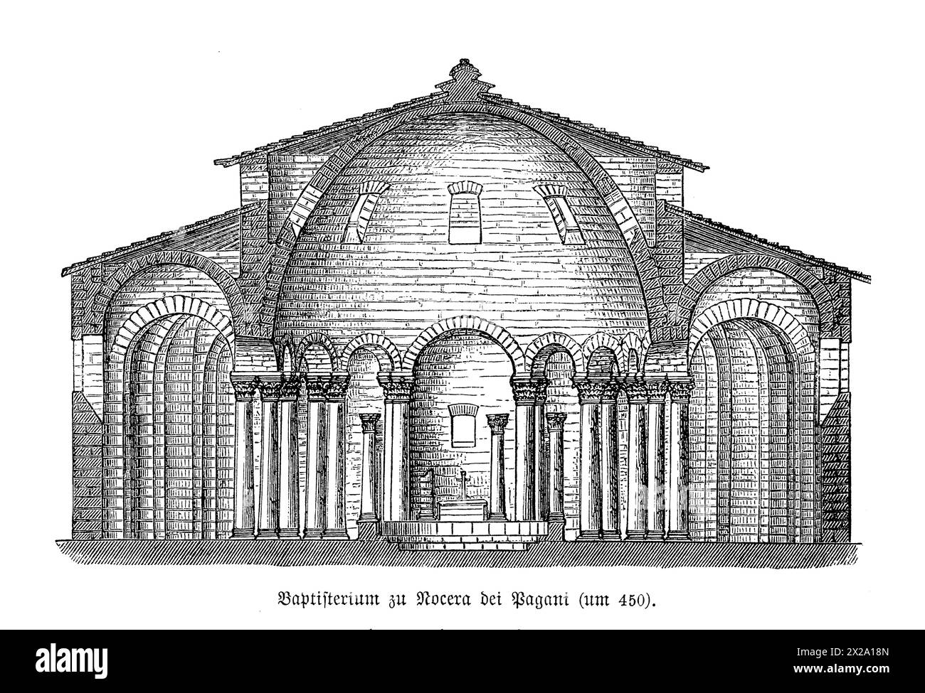 Questa immagine raffigura il Battistero della Chiesa paleocristiana di Nocera dei Pagani, una reliquia paleocristiana situata nel sud Italia. Il battistero espone mosaici intricati e stili architettonici classici che riprendono il periodo paleocristiano. Nota per il suo design circolare e i dettagli ornamentali, questa antica struttura serve da testimonianza della vita spirituale e comunitaria dei primi cristiani della regione. Foto Stock