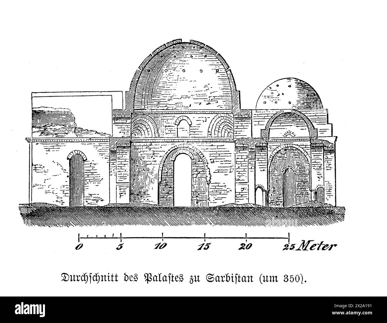 Questa immagine fornisce la sezione interna del Palazzo Sarvestico in Iran, uno splendido esempio di architettura sasanide risalente al V secolo. Il palazzo presenta imponenti soffitti a volta, intricate decorazioni in stucco e ampi archi che parlano dell'abilità architettonica dell'epoca. Le rovine riecheggiano la grandiosità dell'impero persiano, con resti di rilievi ornamentali che un tempo adornavano le pareti, mostrando una miscela di arte e ingegneria che ha affascinato sia gli storici che i visitatori. Foto Stock