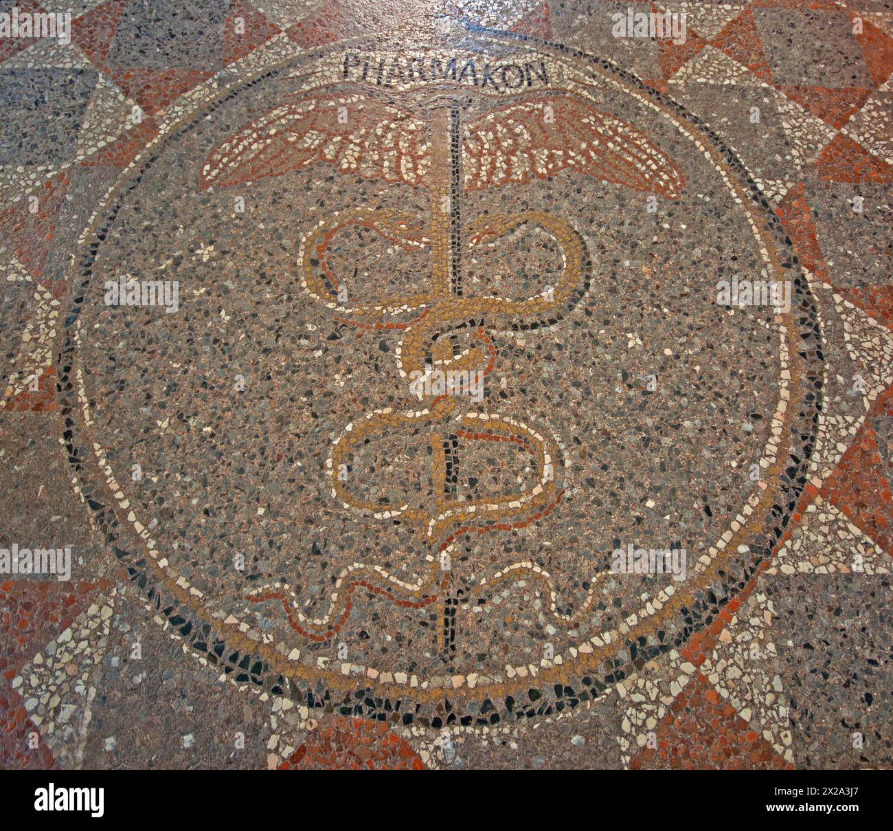 Mosaico raffigurante il Caduceo (simbolo dei farmacisti) sul pavimento dell'antica farmacia della Certosa Trisulti, Collepardo, Lazio, Italia Foto Stock