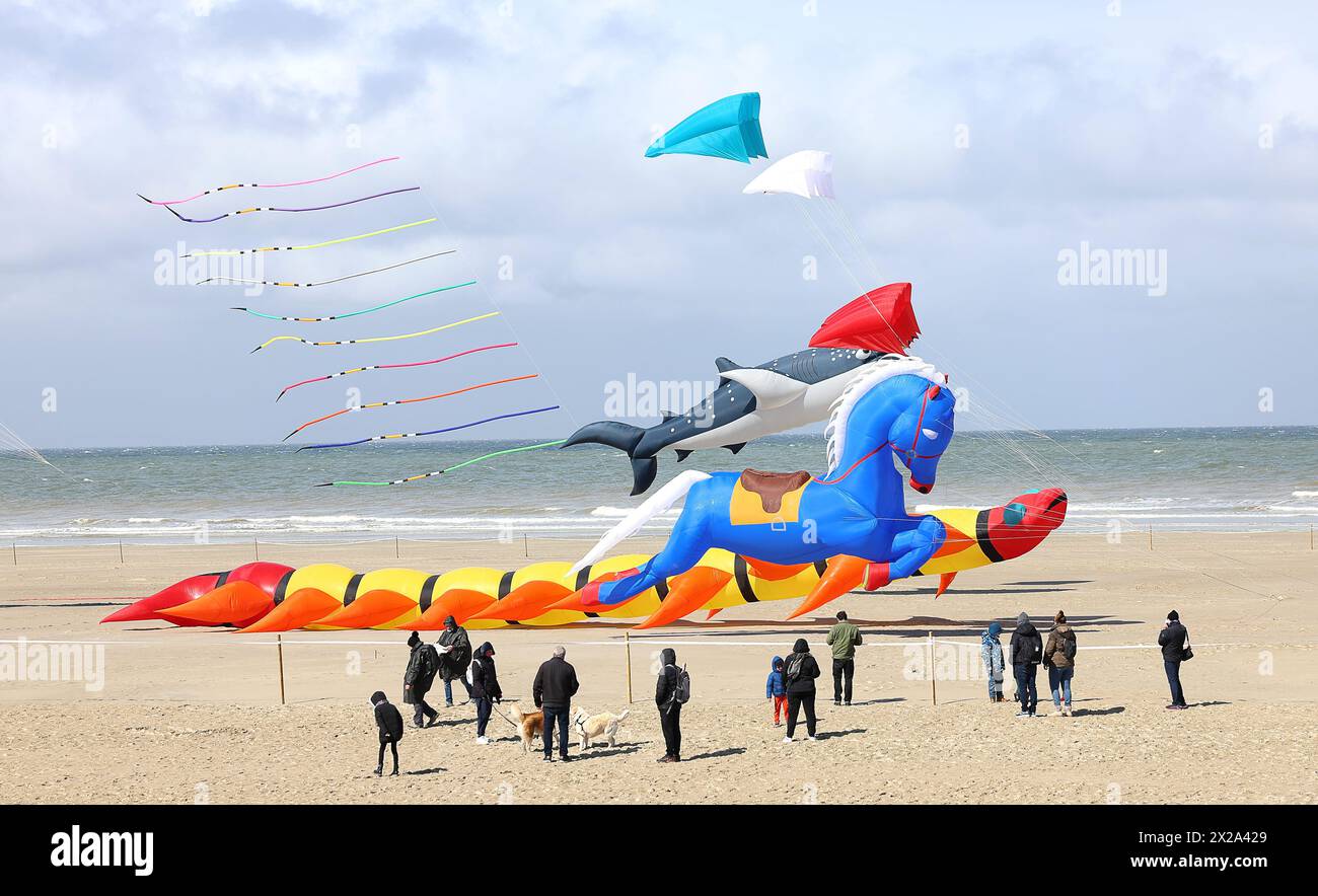 Francia. 21 aprile 2024. © PHOTOPQR/VOIX DU NORD/Sebastien JARRY ; 21/04/2024 ; Berck. le 21/04/2024.37emes rencontres internationales de cerfs volants du 20 au 28 avril. FOTO SEBASTIEN JARRY : LA VOIX DU NORD. - Il Festival Internazionale degli aquiloni di Berck-sur-Mer 21 aprile 2024 credito: MAXPPP/Alamy Live News Foto Stock