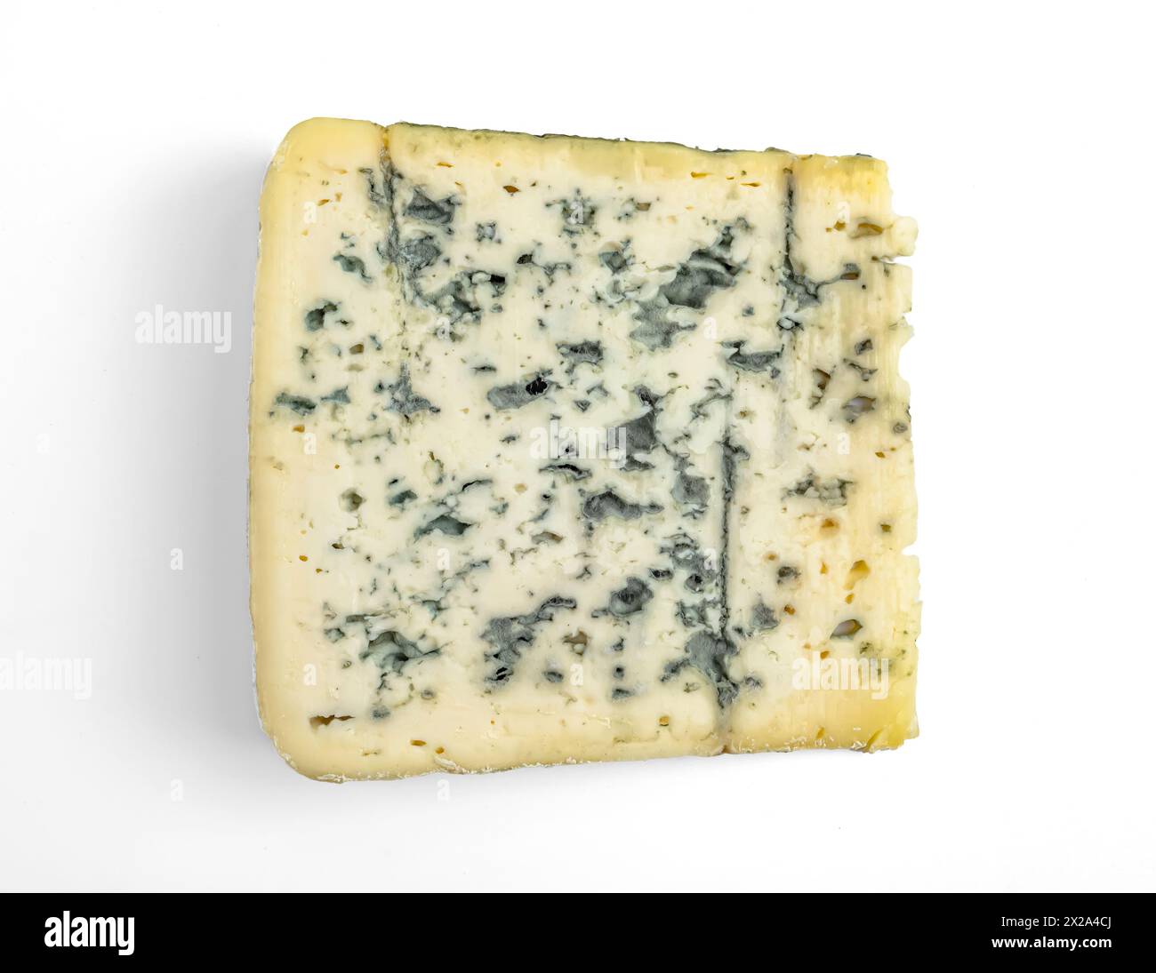 Formaggio blu isolato su sfondo bianco con percorso di ritaglio e profondità di campo completa. Foto di alta qualità Foto Stock