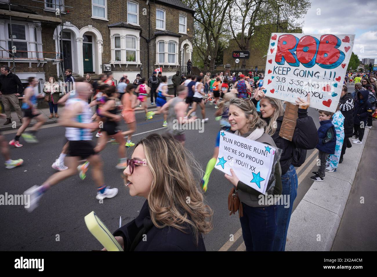 Londra, Regno Unito. 21 aprile 2024. La maratona di Londra passa lungo Evelyn Street di Deptford nel sud-est di Londra, il percorso di 26,2 miglia, dove i corridori vengono accolti e applauditi dai residenti locali. Crediti: Guy Corbishley/Alamy Live News Foto Stock