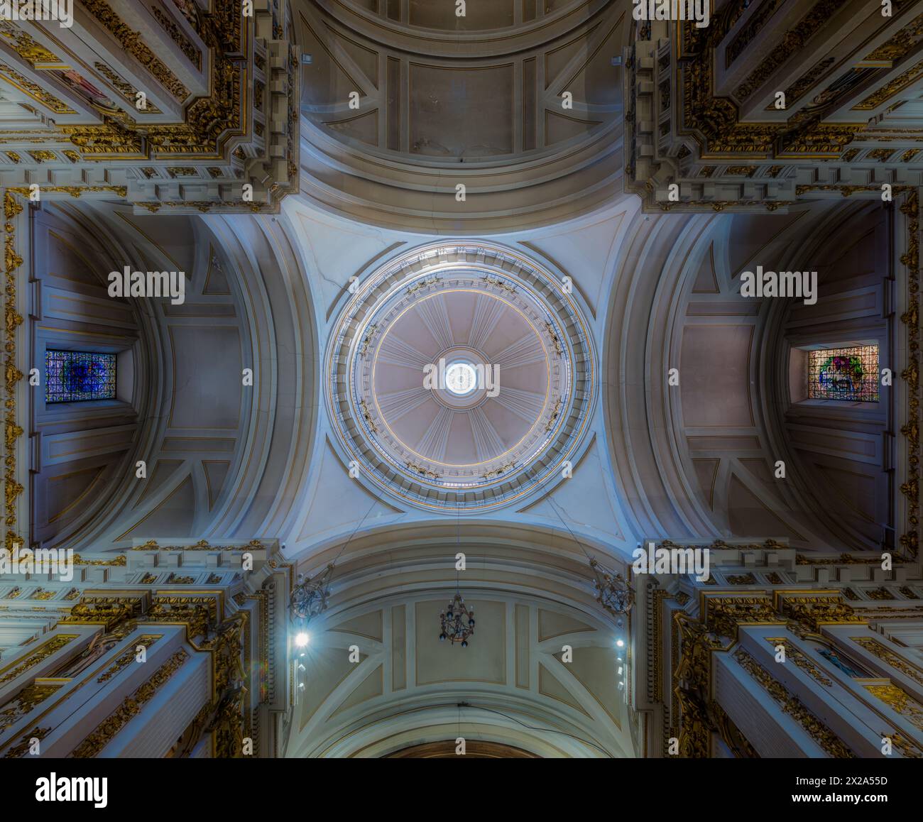 Vista de la cúpula de la Real Basílica Colegiata de San Isidro en Madrid. Foto Stock
