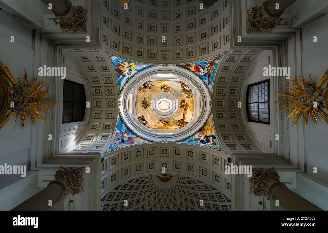 Vista del crucero y cúpula del Oratorio del Caballero de Gracia en Madrid. Foto Stock