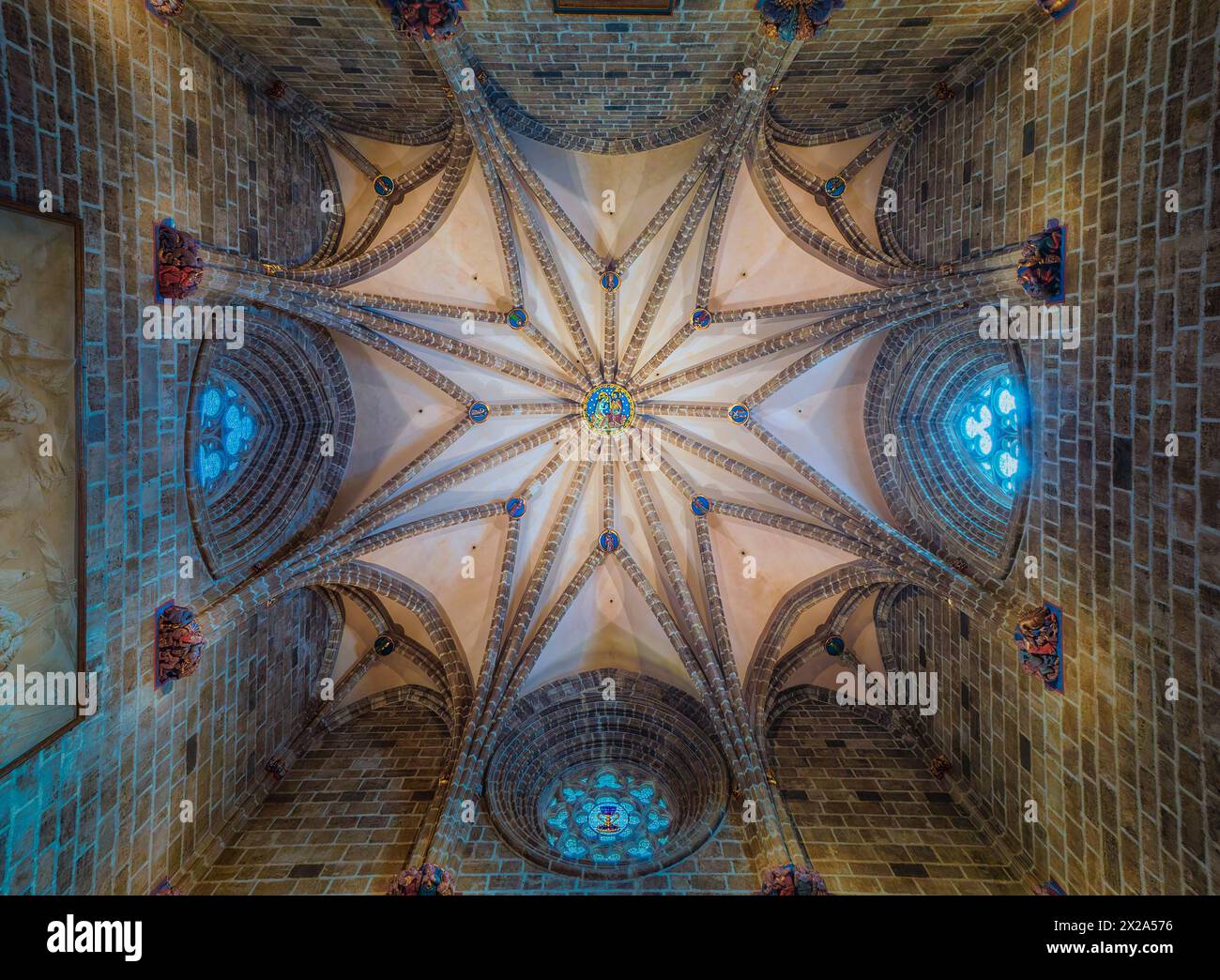 Vista de la cúpula estrellada de la Capilla del canto Cáliz en la Catedral de Valencia Foto Stock
