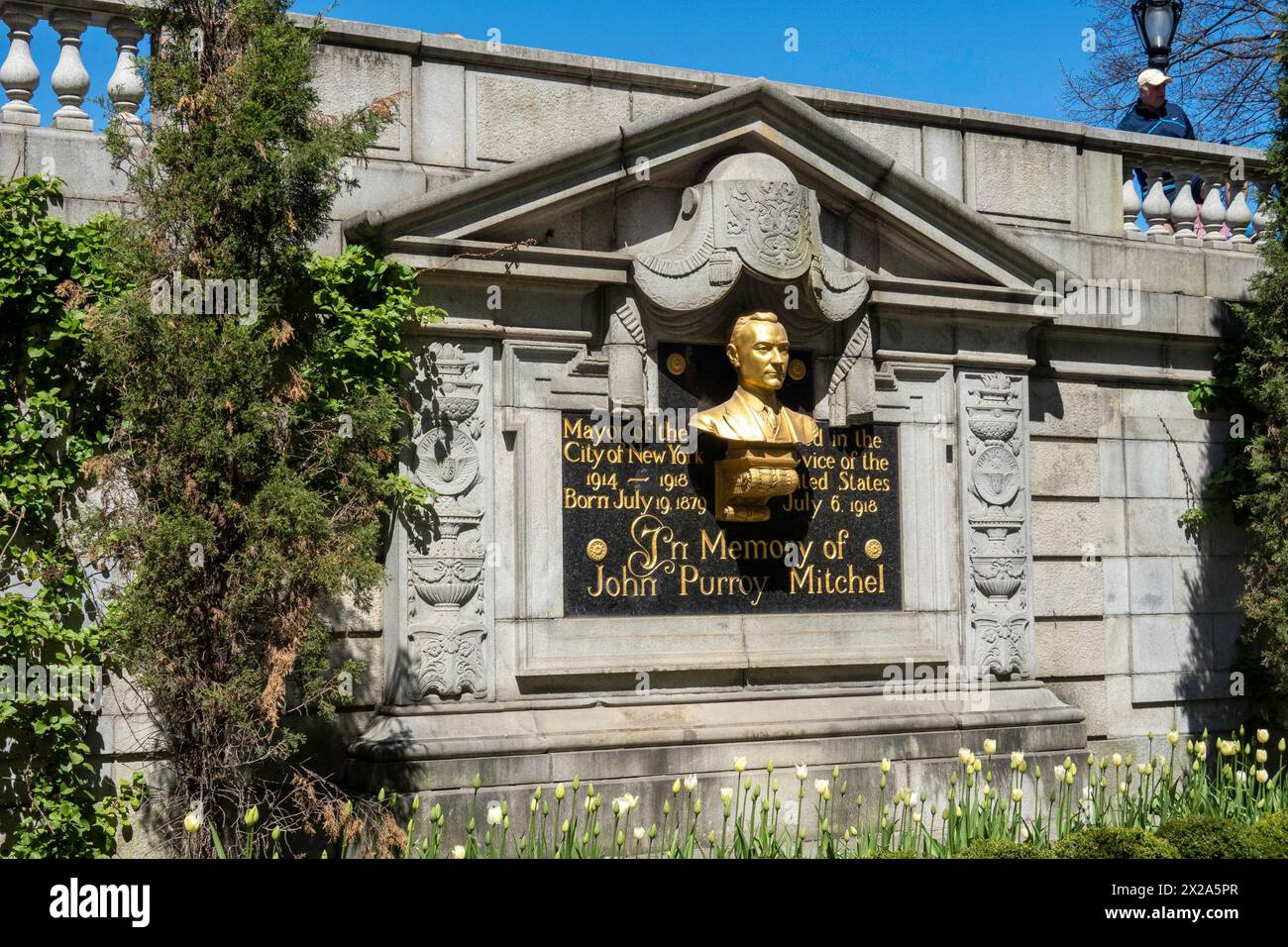Il John Purroy Mitchel Memorial si trova ai margini del lago artificiale di Central Park, 2024, New York City, USA Foto Stock