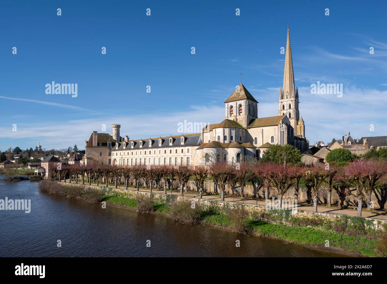 St-Savin-sur-Gartempe, ehemalige Abteikirche, Blick von Nordosten über den Fluß Foto Stock