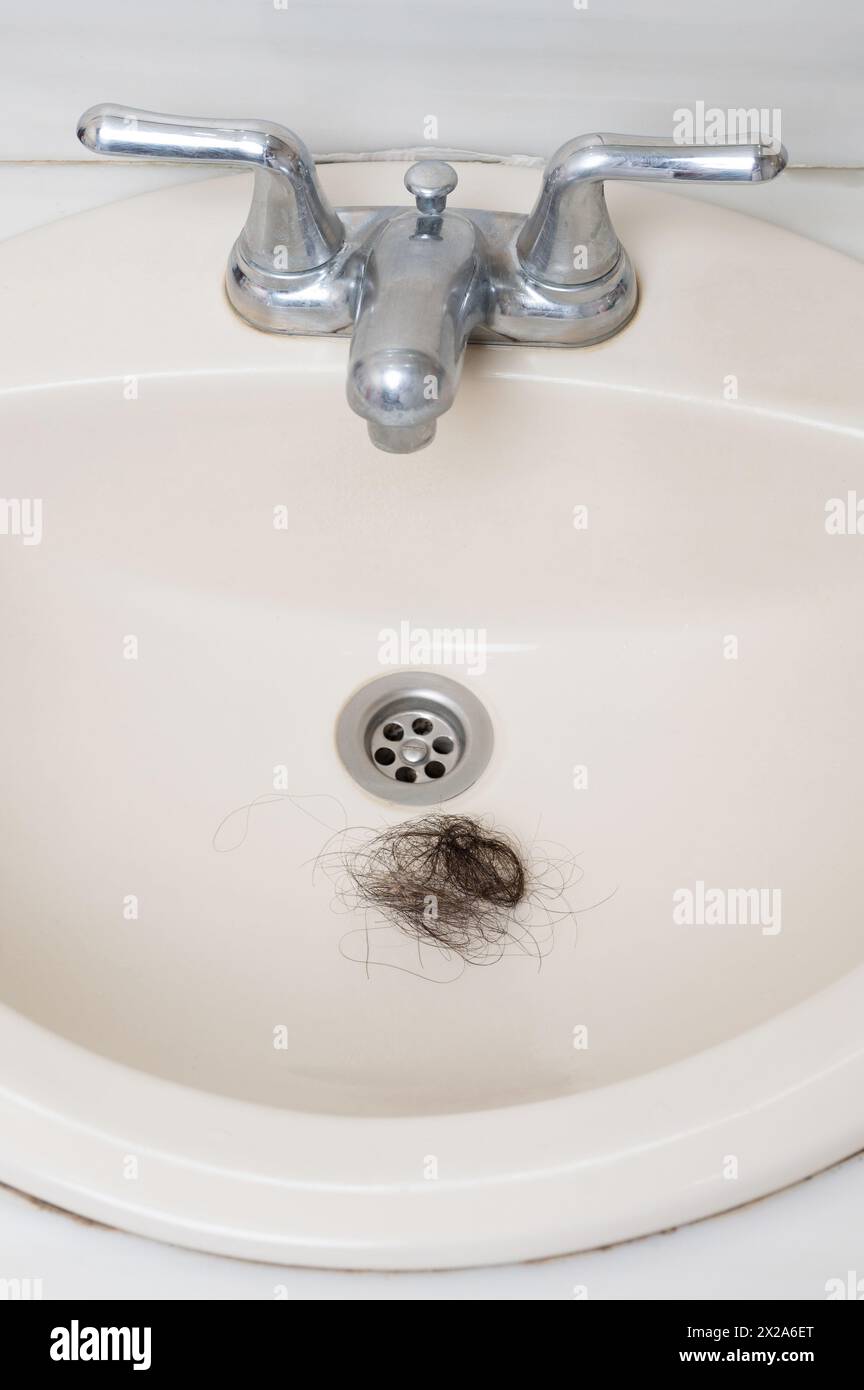 Blocco del lavandino del bagno con vista ravvicinata dei capelli della donna Foto Stock