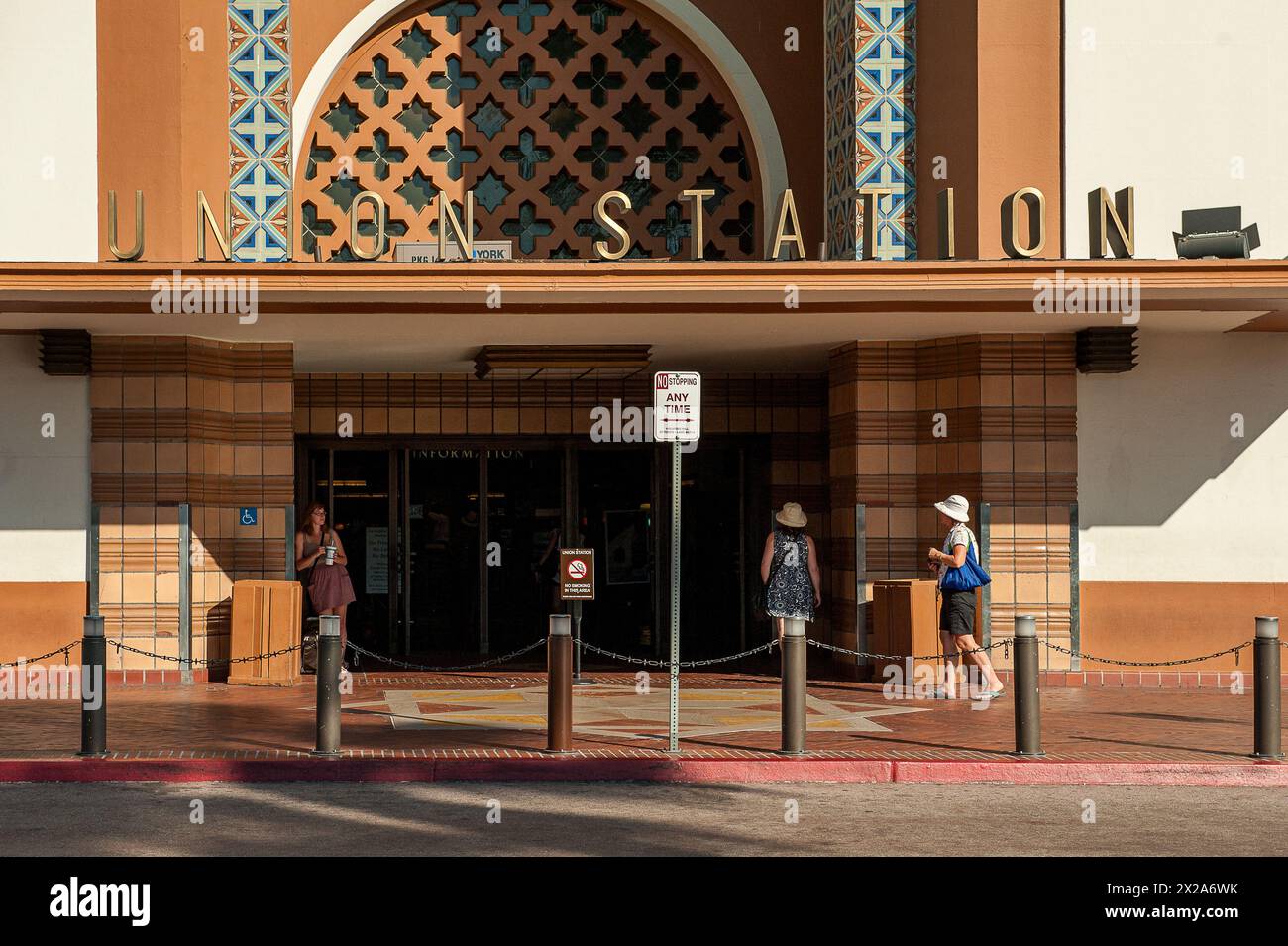 All'interno della Union Station di Los Angeles, CALIFORNIA, è la più grande stazione ferroviaria degli Stati Uniti occidentali. È stata inaugurata nel 1939. Foto Stock