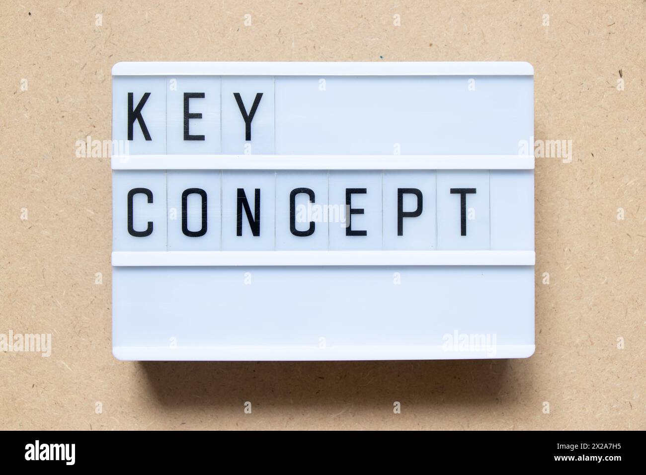 Scatola luminosa con concetto di parola chiave su sfondo di legno Foto Stock