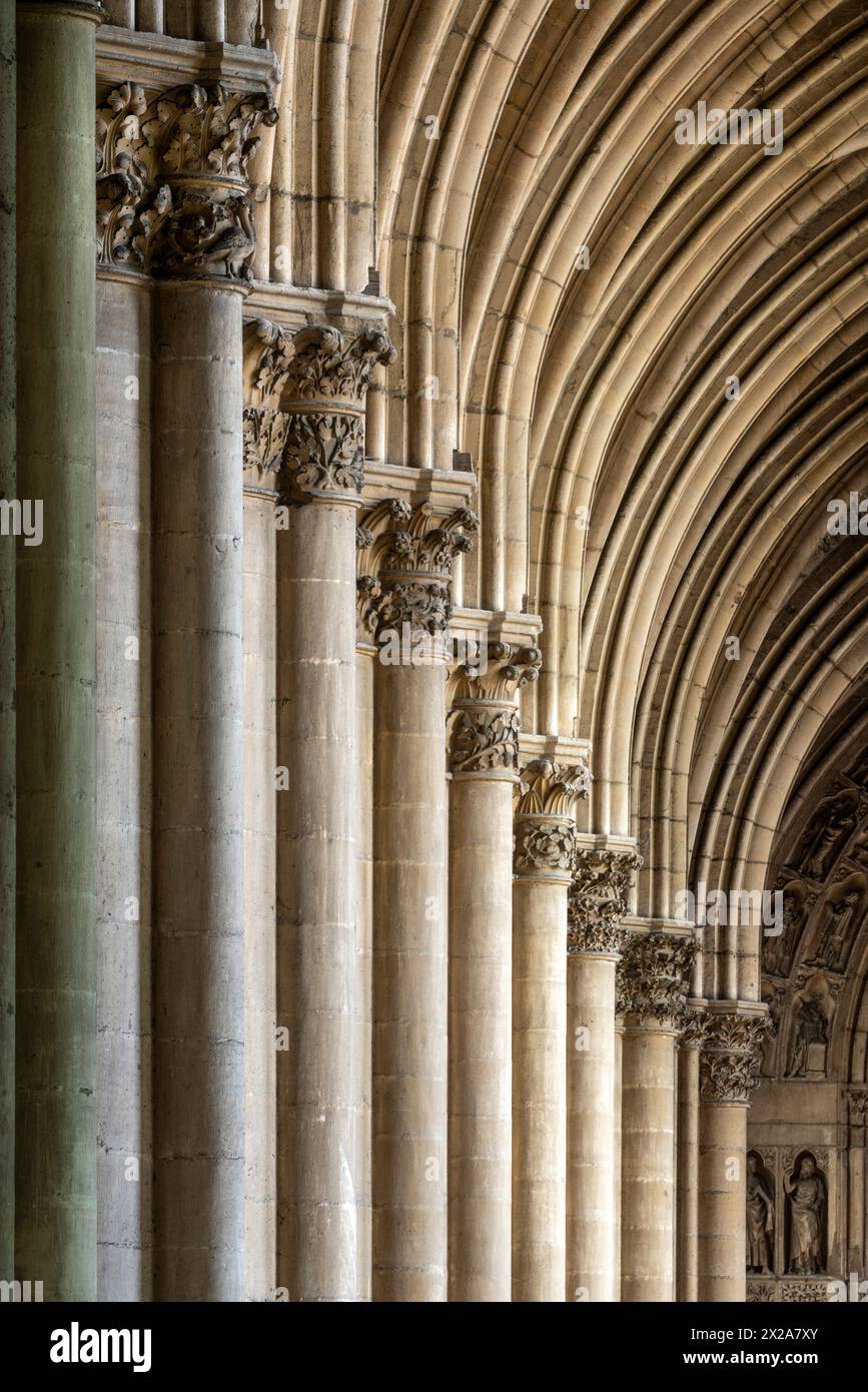 Reims, Kathedrale Notre-Dame, Kapitelle im nördlichen Seitenschiff, Blick nach Westen Foto Stock