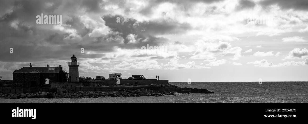 Bianco e nero del vecchio faro, porto di portpatrick, Stranraer, Scozia Foto Stock