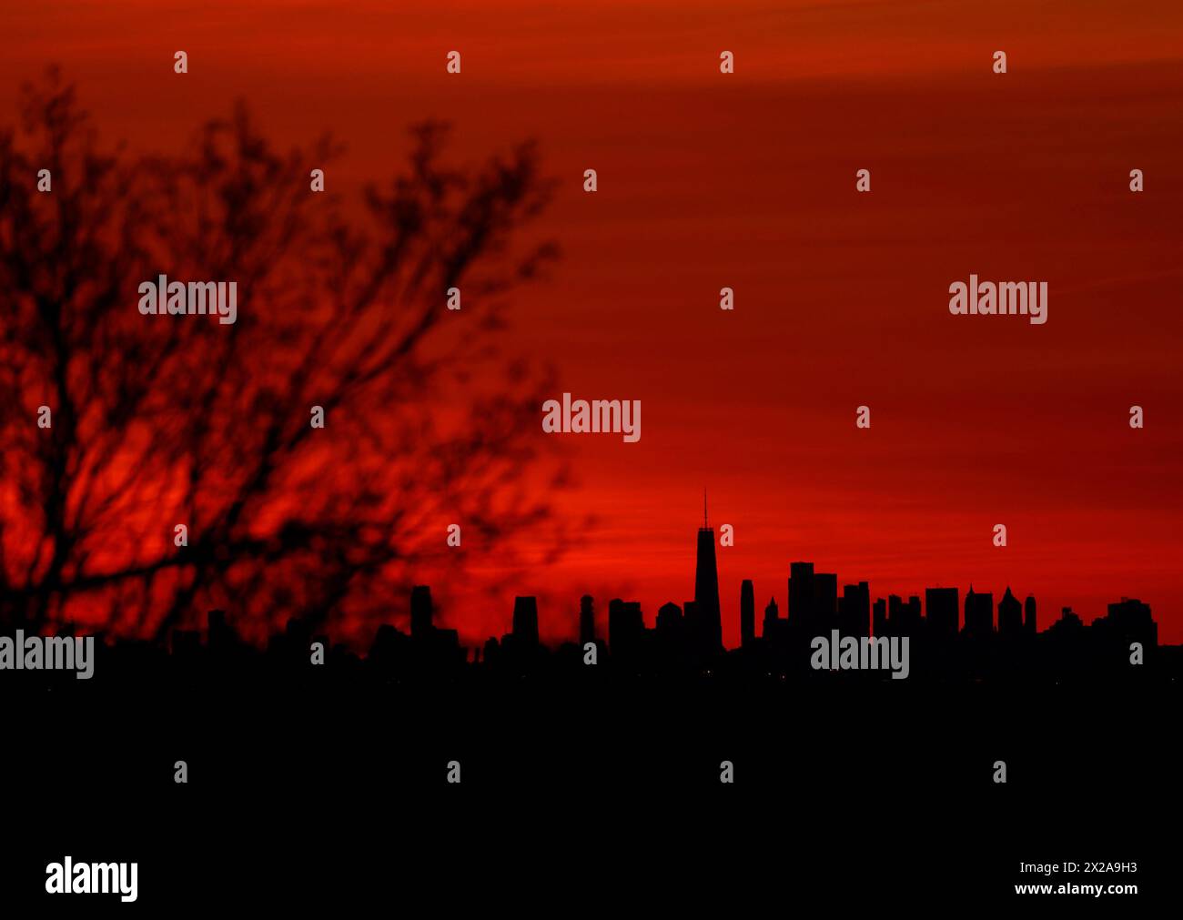 Green Brook Township, Stati Uniti. 21 aprile 2024. Il cielo dietro l'One World Trade Center e lo skyline di Manhattan diventano rossi prima dell'alba da Green Brook Township, New Jersey, domenica 21 aprile 2024. Foto di John Angelillo/UPI credito: UPI/Alamy Live News Foto Stock
