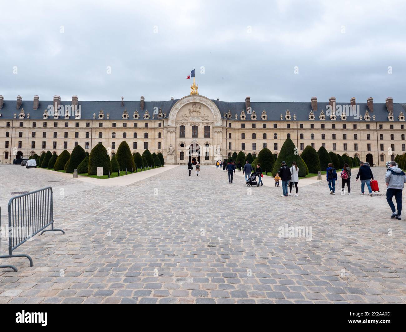 Parigi, Francia, 19 aprile 2024: I turisti visitano il Palazzo degli Invalidi a Parigi, in Francia, una chiesa con una cupola dorata che ospita la tomba di Napole Foto Stock