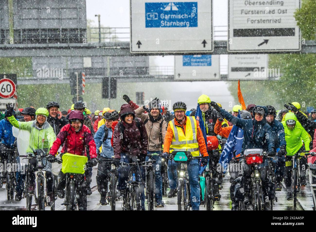 Rad-Sternfahrt des ADFC, Teilstück über die Autobahn A95, München, 21. Aprile 2024 Deutschland, München, 21. Aprile 2024, große Rad-Sternfahrt des ADFC, hier bei Schneefall auf der gesperrten Autobahn A 95 München-Garmisch am Autobahnende bei München-Sendling, alle in Regenjacken eingehüllt und durchnässt, fahren stadteinwärts Richtung Luise-Kiesselbach-Platz, kehren um und fahren auf der Gegenseite Zurück Richtung für München tausende Teilnehmer, Fahrrad-Demo, gemeinsam Radeln für eine bessere Radinfrastruktur, Teilstück ü Foto Stock