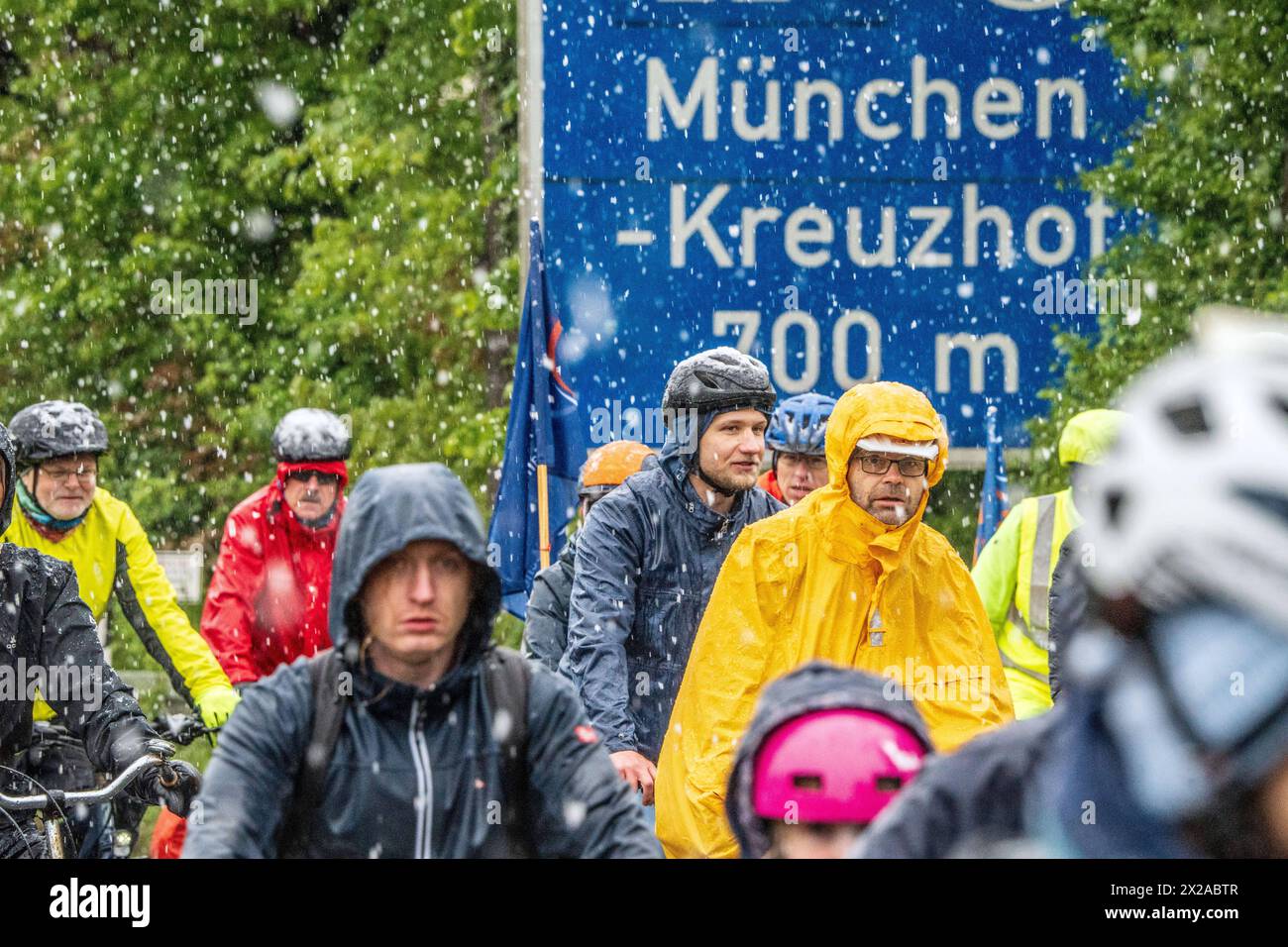 Rad-Sternfahrt des ADFC, Teilstück über die Autobahn A95, München, 21. Aprile 2024 Deutschland, München, 21. Aprile 2024, große Rad-Sternfahrt des ADFC, hier bei Schneefall auf der gesperrten Autobahn A 95 bei München-Sendling, alle in Regenjacken eingehüllt und durchnässt, fahren stadteinwärts Richtung Luise-Kiesselbach-Platz, kehren um und fahren auf der Gegenseite Zurück Richtung Ausfahrt für München gemeinsam Radeln für eine bessere Radinfrastruktur, Teilstück über die A95, Verkehr, Fahrrad fah Foto Stock