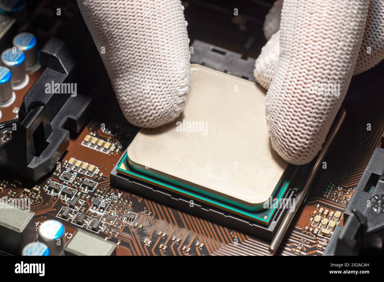 Sostituzione dell'unità di elaborazione centrale. Aggiornamento della CPU del computer Foto Stock