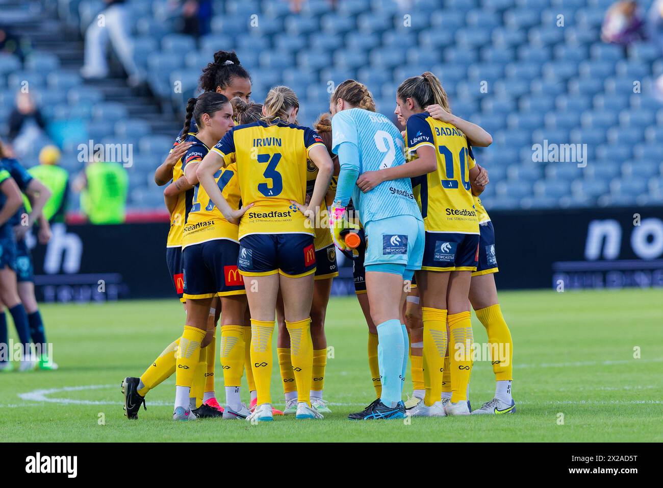 Gosford, Australia. 21 aprile 2024. I giocatori di Mariner formano un huddle durante la partita di semifinale femminile A-League 1 tra i Central Coast Mariners e il Sydney FC all'Industree Group Stadium il 21 aprile 2024 a Gosford, Australia Credit: IOIO IMAGES/Alamy Live News Foto Stock