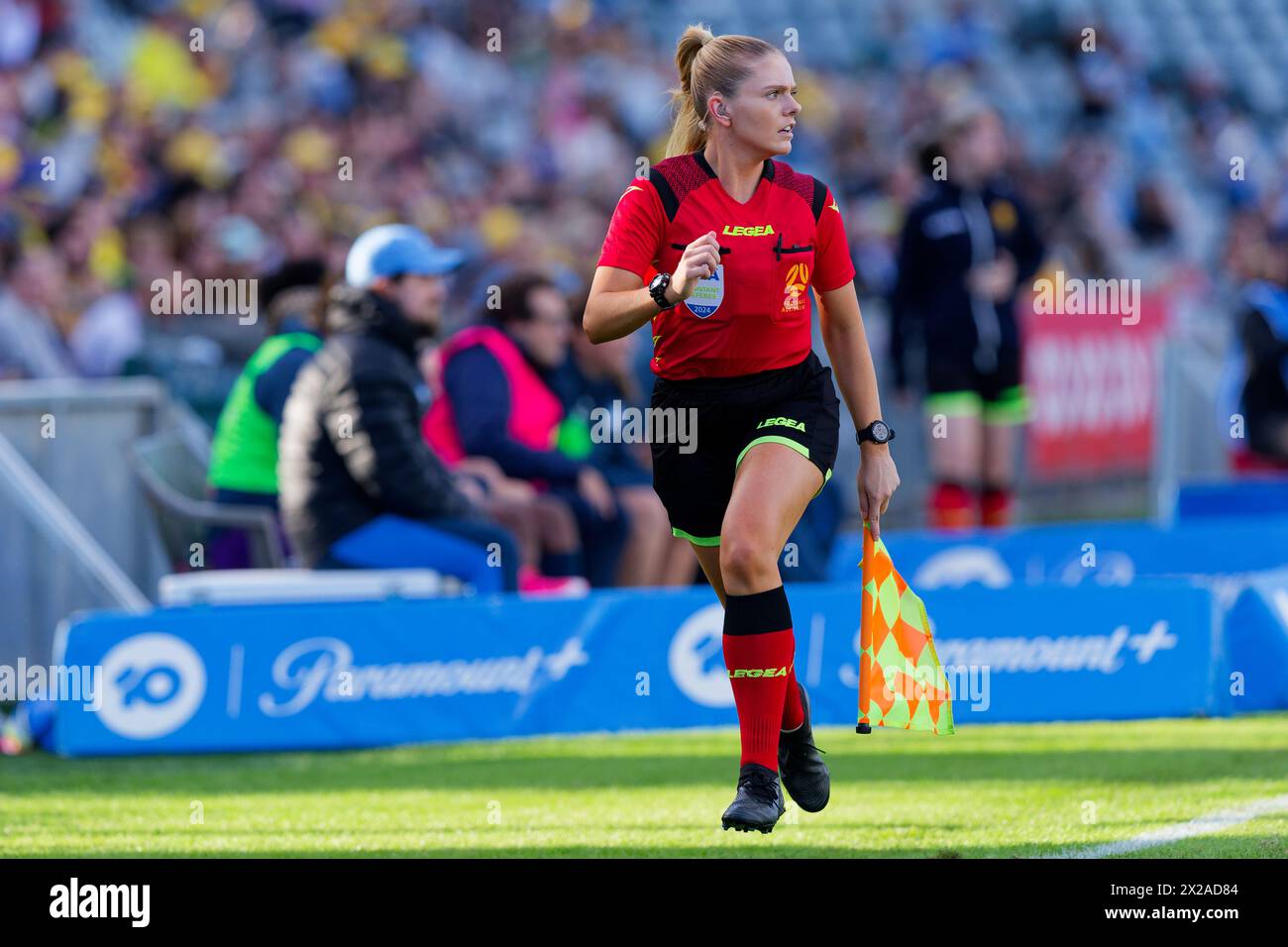 Gosford, Australia. 21 aprile 2024. Assistente arbitro, Emma Kocbek in azione durante la partita di semifinale femminile A-League 1 tra i Central Coast Mariners e il Sydney FC all'Industree Group Stadium il 21 aprile 2024 a Gosford, Australia Credit: IOIO IMAGES/Alamy Live News Foto Stock