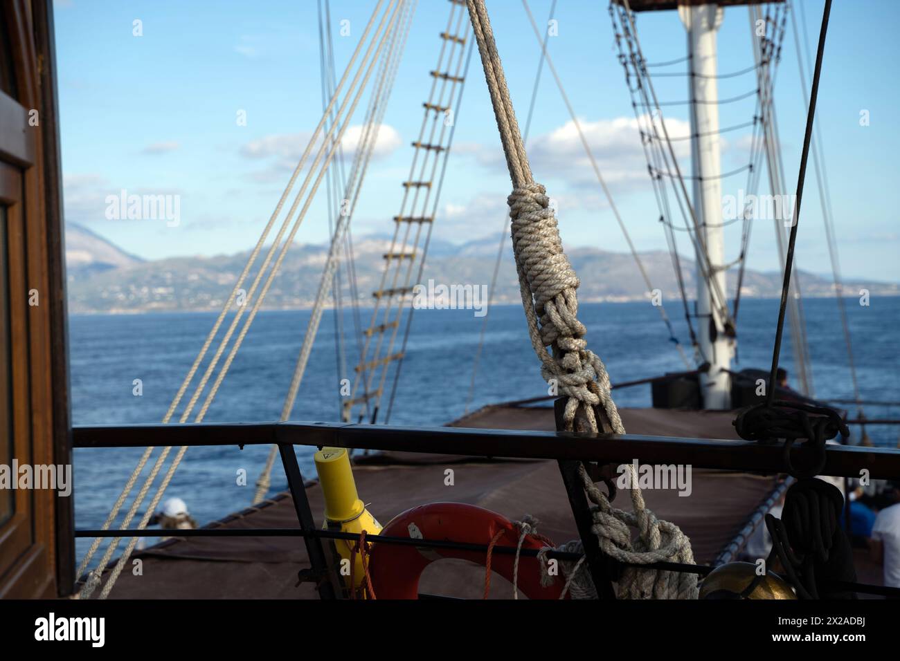 Ponte anteriore di una nave a vela con funi, linee di ormeggio e linee di traino Foto Stock