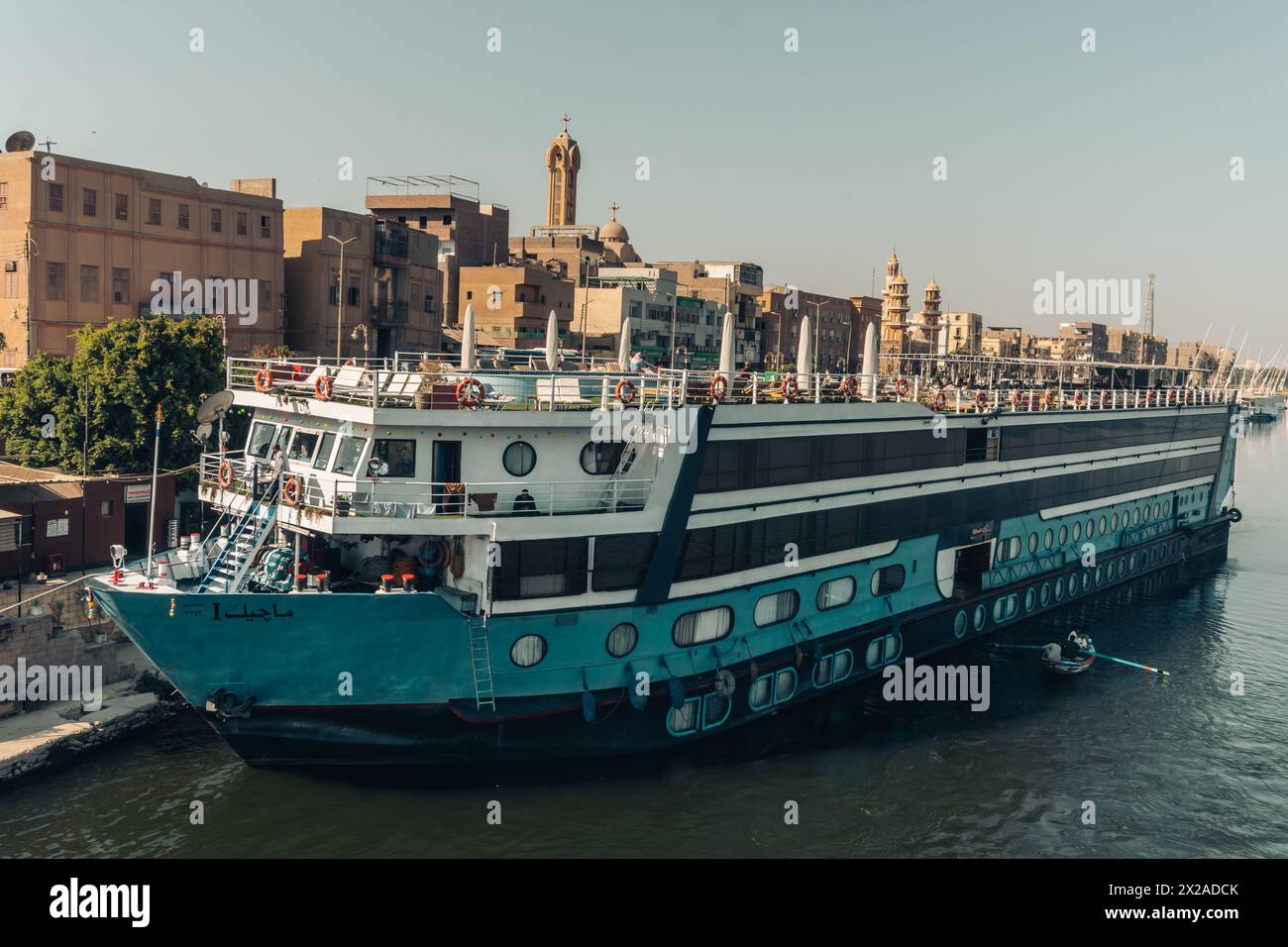 Governatorato di Assuan, Egitto gennaio 2024: Navi da crociera sul Nilo di fronte al paesaggio urbano di Assuan Foto Stock