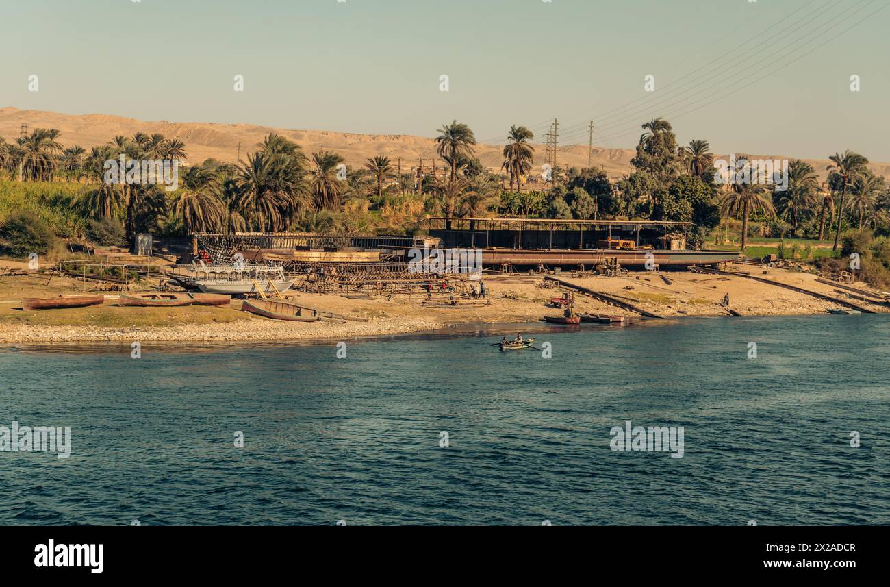 Costruttore di barche sulle rive del Nilo in Egitto Foto Stock