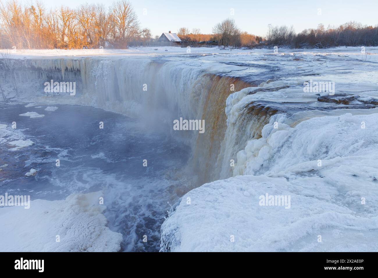 Cascata parzialmente congelata Jagala juga, Estonia. Caduta di acqua dalla piastra calcarea fratturata Foto Stock