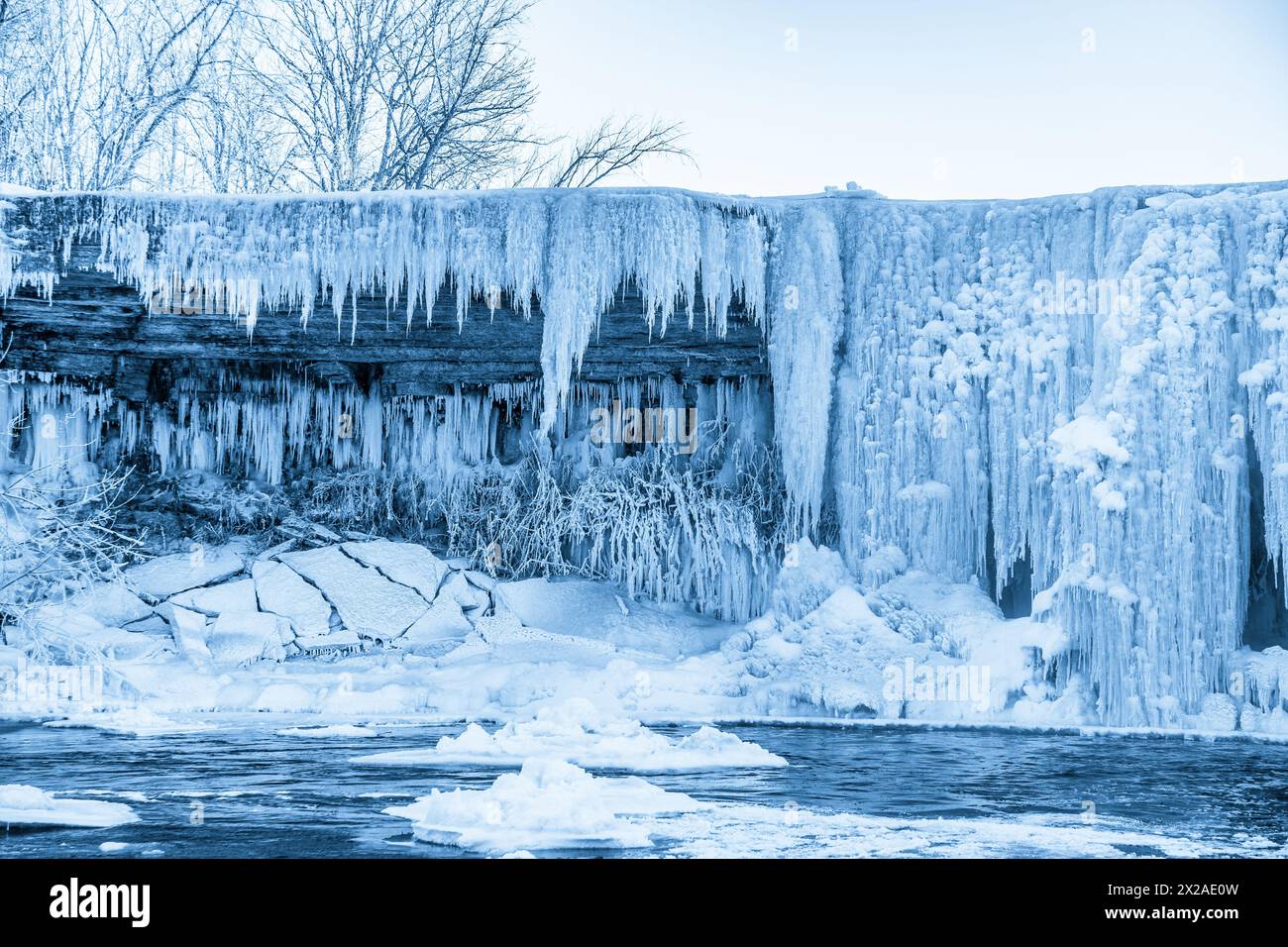 Cascata parzialmente congelata Jagala juga, Estonia. Caduta di acqua dalla piastra calcarea fratturata Foto Stock
