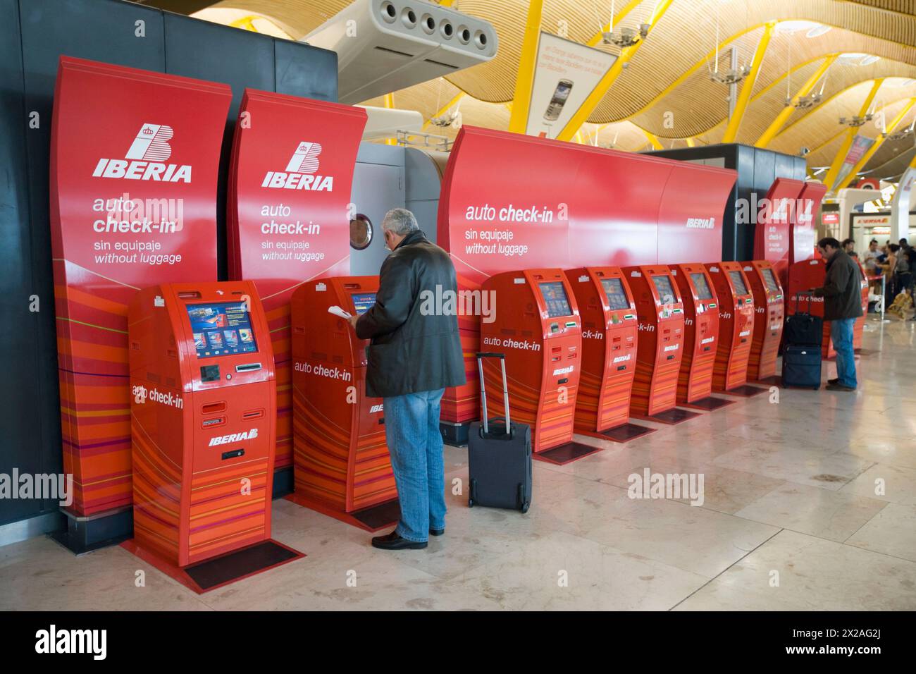 Il check-in automatico, nuovo T4 terminal in aeroporto internazionale Barajas di Madrid, Spagna Foto Stock