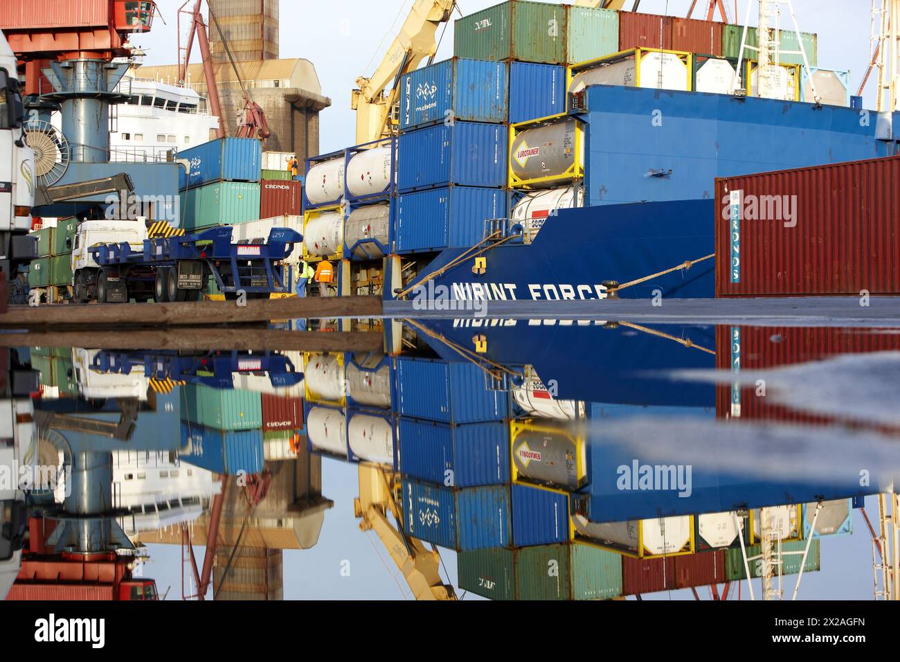 Carico di contenitori. Porto di Bilbao Biscay, Paesi Baschi Foto Stock