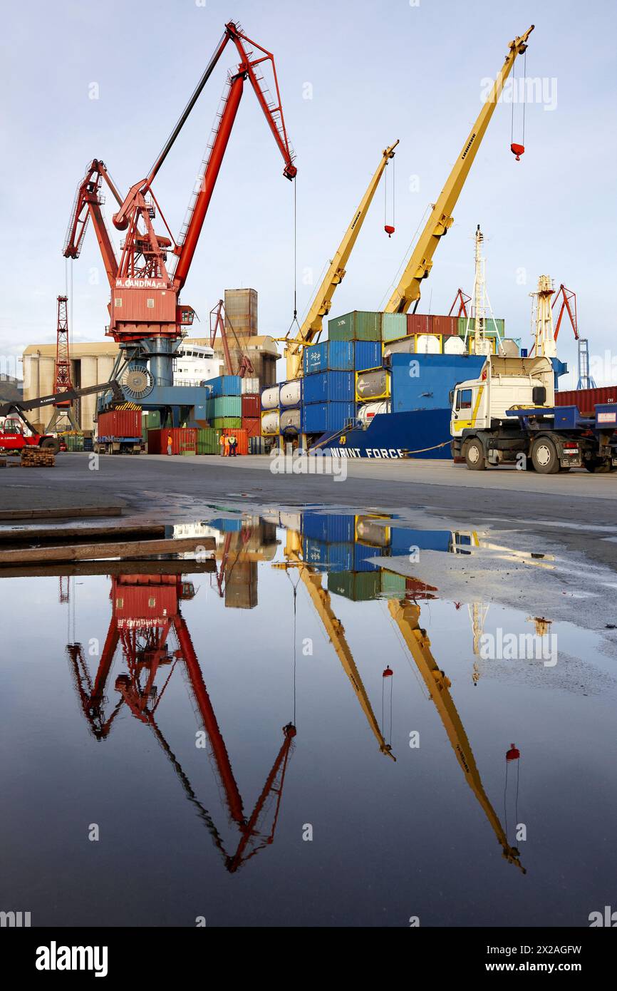 Carico di contenitori. Porto di Bilbao Biscay, Paesi Baschi Foto Stock