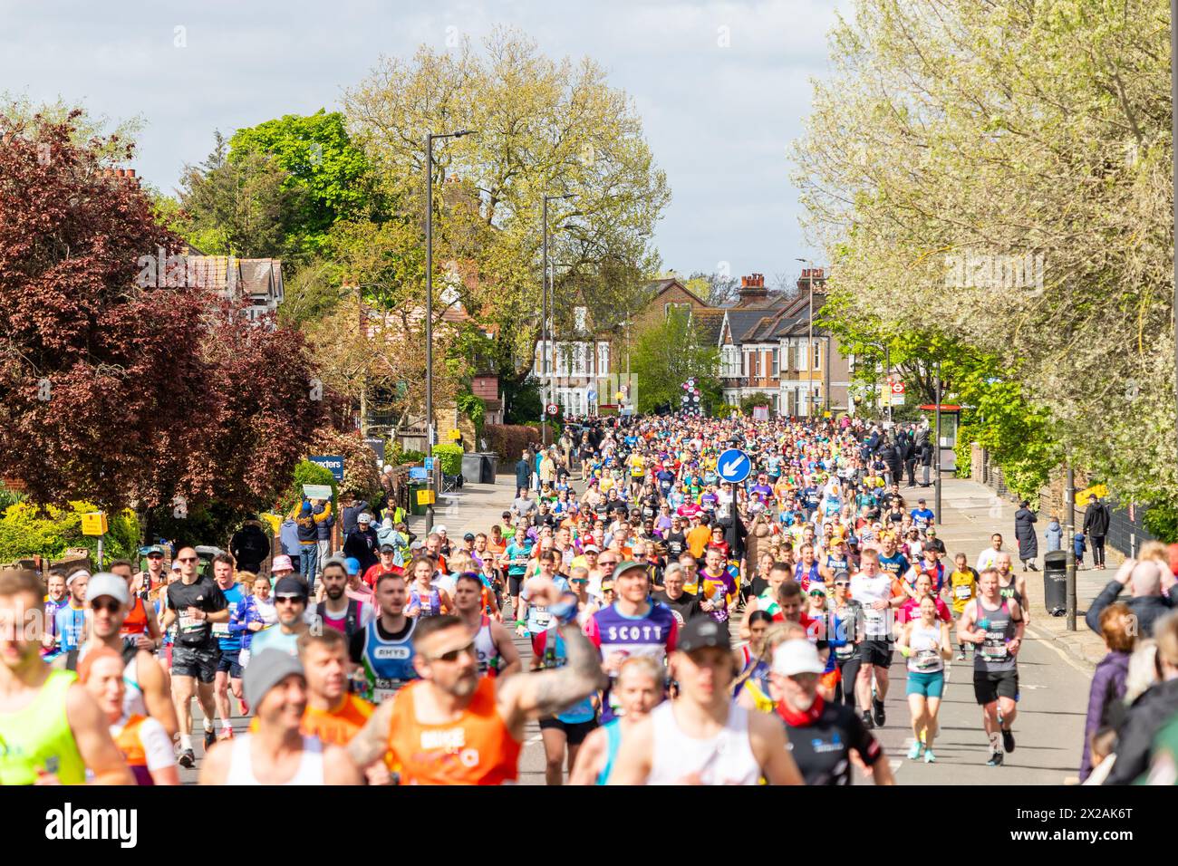 LONDRA, Regno Unito - 21 APRILE 2024: Grandi quantità di persone che corrono nella maratona di Londra 2024 Foto Stock