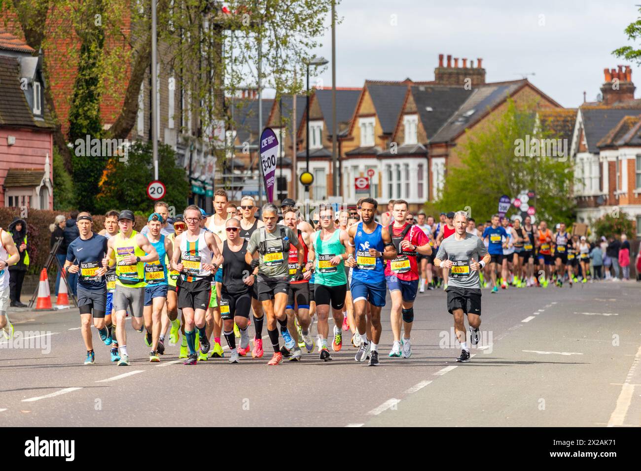 LONDRA, Regno Unito - 21 APRILE 2024: I corridori della maratona di Londra 2024 Foto Stock