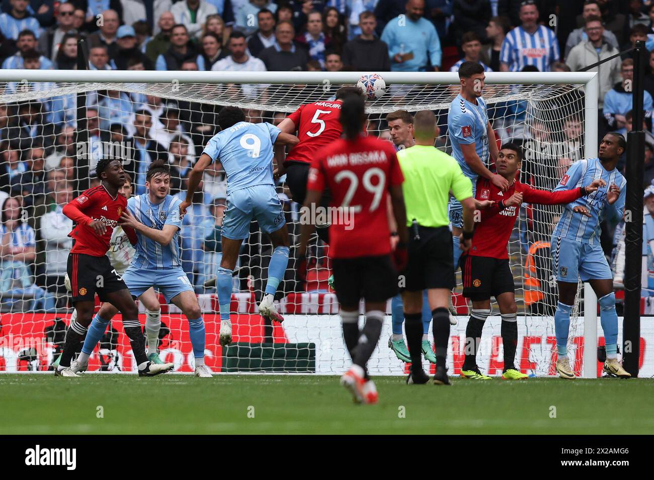 Londra, Regno Unito. 21 aprile 2024. Harry Maguire del Manchester United segna un gol per raggiungere il 0-2 durante la semifinale di fa Cup tra Coventry City e Manchester United al Wembley Stadium di Londra, Inghilterra, il 21 aprile 2024. Foto di Ken Sparks. Solo per uso editoriale, licenza richiesta per uso commerciale. Non utilizzare in scommesse, giochi o pubblicazioni di singoli club/campionato/giocatori. Crediti: UK Sports Pics Ltd/Alamy Live News Foto Stock