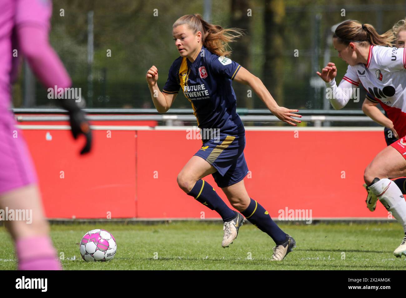 Utrecht, Paesi Bassi. 21 aprile 2024. Utrecht, Paesi Bassi, 21 aprile 2024: Kayleigh Van Dooren (10 Twente) corre con la palla durante la partita di calcio Azerion Vrouwen Eredivisie tra FC Utrecht e Twente allo Sportcomplex Zoudenbalch di Utrecht, Paesi Bassi. (Leiting Gao/SPP) credito: SPP Sport Press Photo. /Alamy Live News Foto Stock