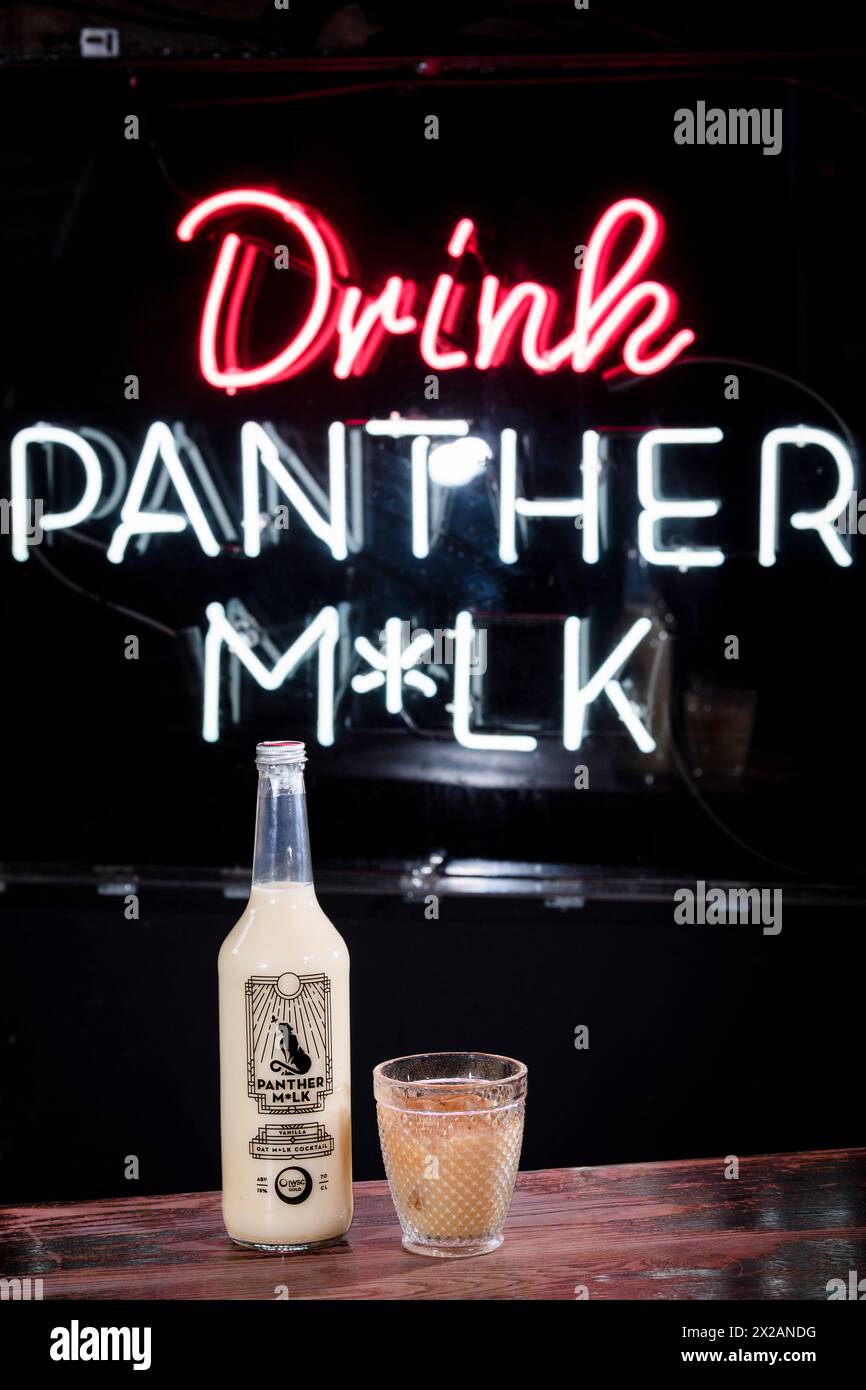 Cocktail Panther M*lk a base di latte d'avena, lanciato nei negozi Asda Scotland, Regno Unito Foto Stock