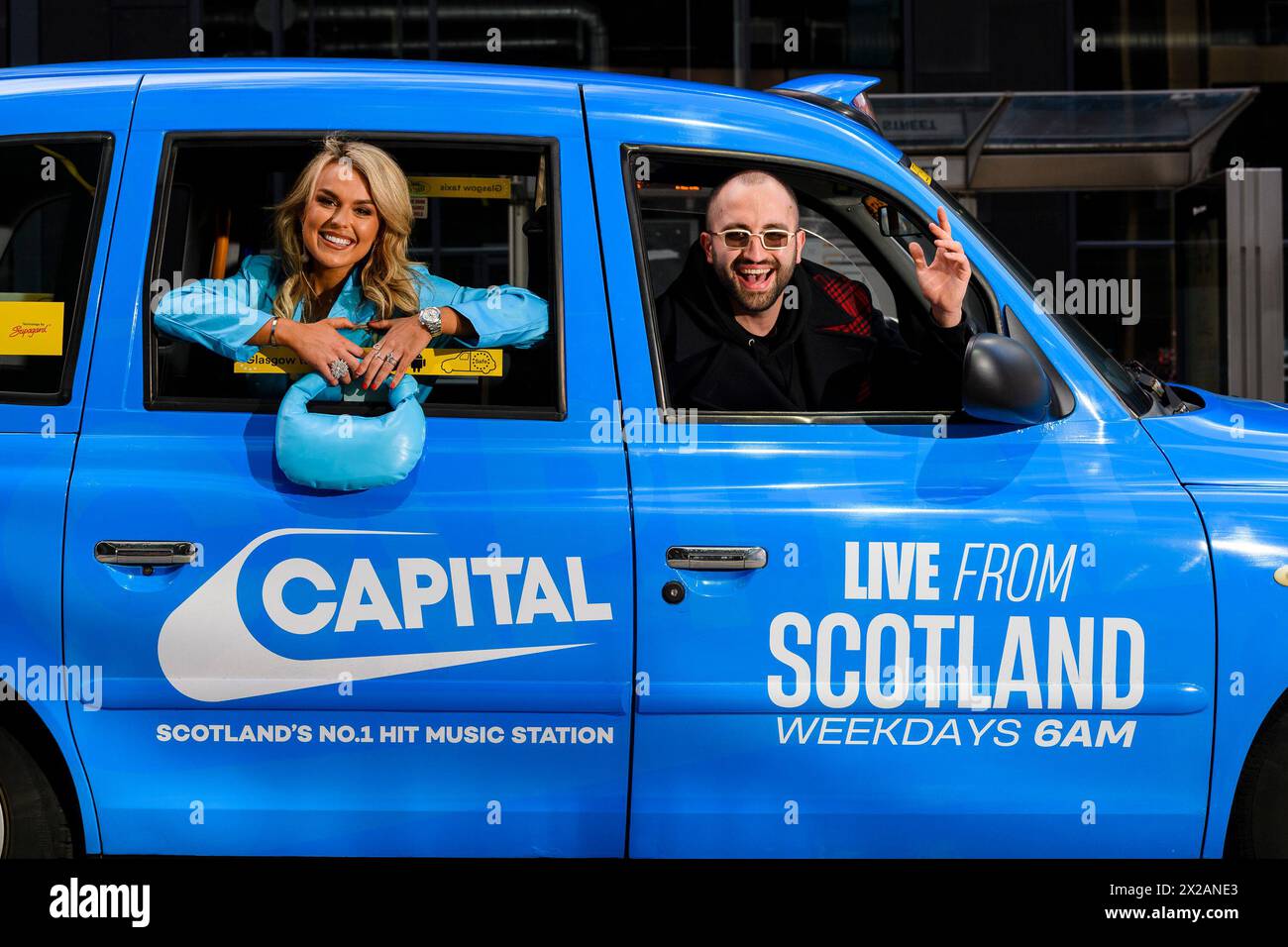 FAT Brestovci e Tallia Storm sono arrivati agli studi di Capital per ospitare il nuovo spettacolo colazione di Capital Scotland questa mattina. Il nuovissimo programma trasmette Foto Stock