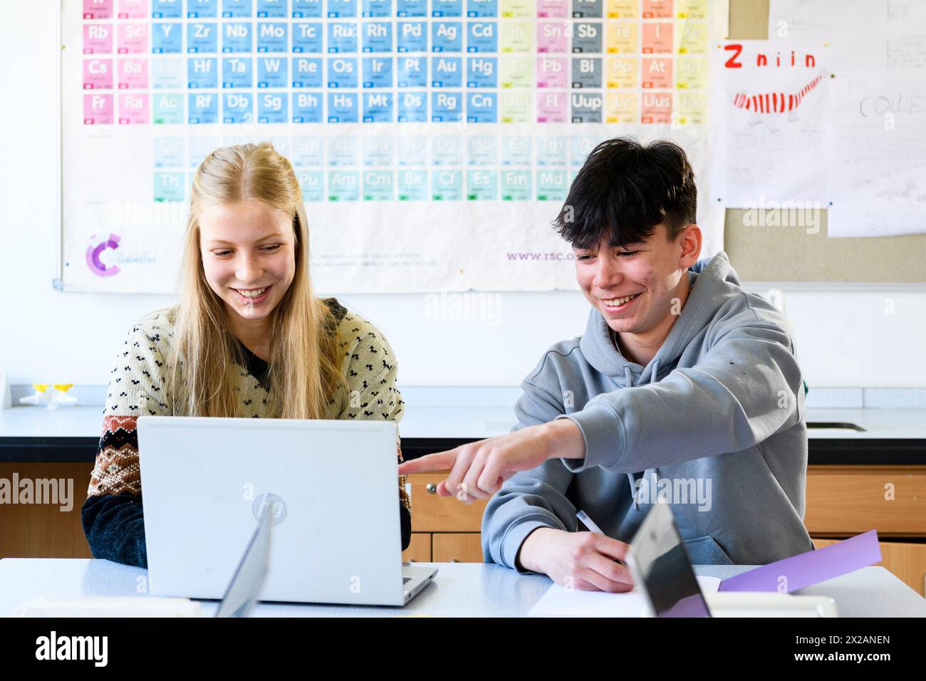 Studenti, alunni in aula, scienza, studiare, studiare, scuola, insegnare agli adolescenti Foto Stock