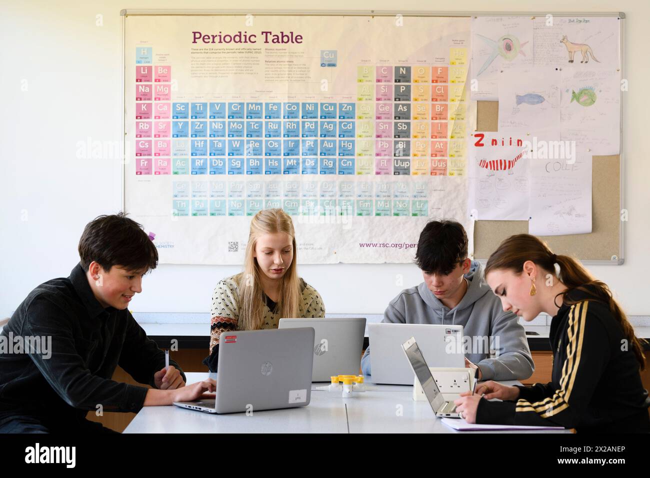 Studenti, alunni in aula, scienza, studiare, studiare, scuola, insegnare agli adolescenti Foto Stock