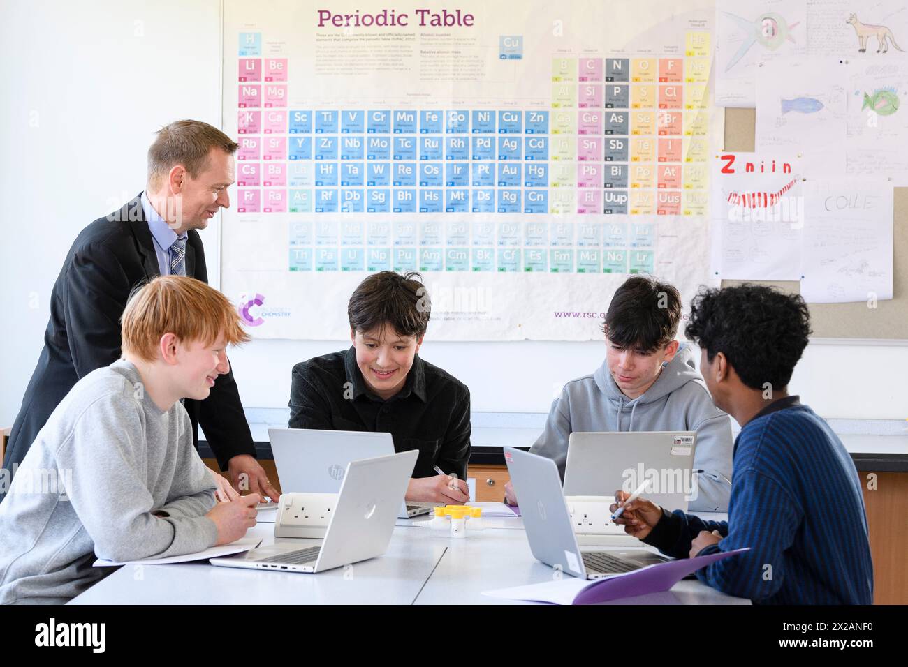 Gli studenti lavorano su laptop in un'aula di scienze durante una sessione dell'accademia Medical Research Scotland, Scozia, Regno Unito Foto Stock