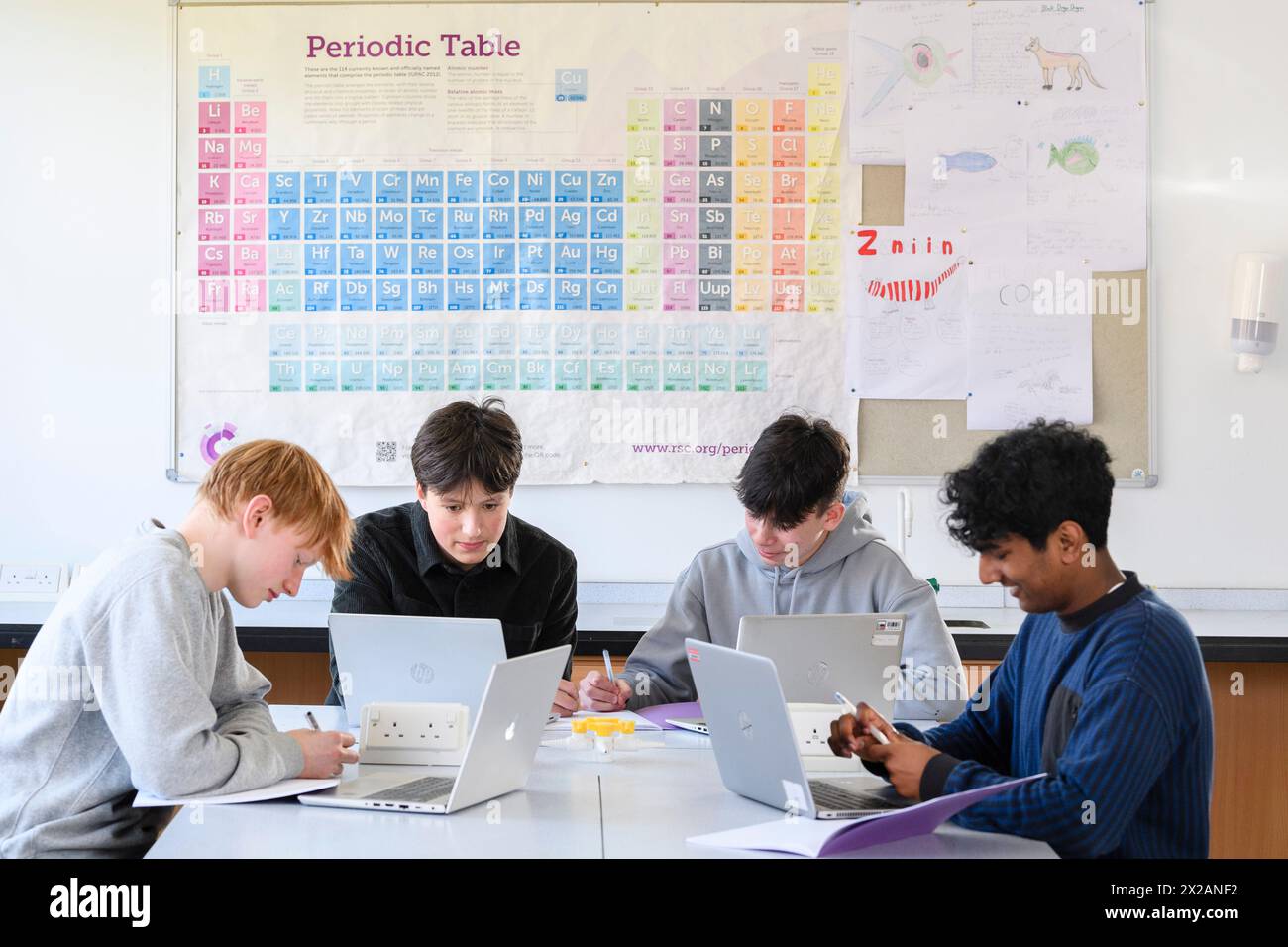 Gli studenti lavorano su laptop in un'aula di scienze durante una sessione dell'accademia Medical Research Scotland, Scozia, Regno Unito Foto Stock